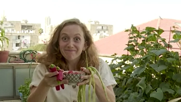 השחקנית גילי בית הלחמי עם הירקות שמגדלת במרפסת