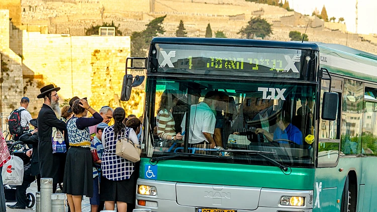 אוטובוס מעלה נוסעים בירושלים