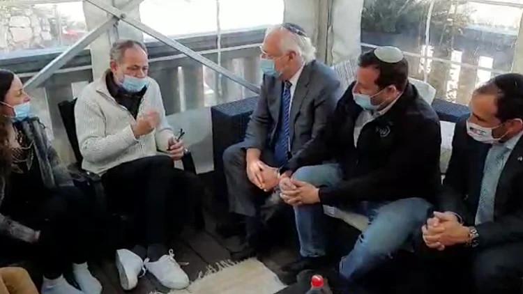 שגריר ארה"ב בישראל דיוויד פרידמן במהלך ביקור אצל משפחת הורגן
