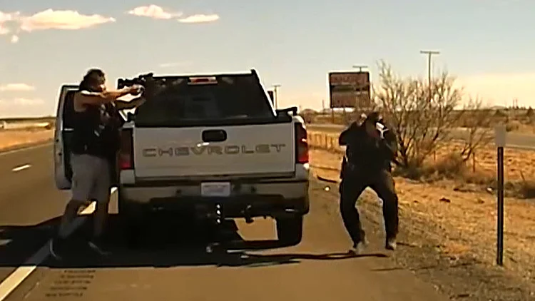שוטר בארה"ב נורה מטווח אפס ע"י חשוד שעצר בכביש