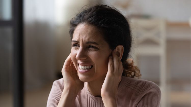 איך תשמרו על האוזניים מבלי לגרום לעצמכם לנזק בלתי הפיך