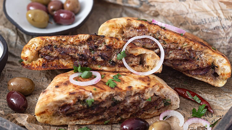 Arayes ,pita,bread,filled,with,a,mixture,of,minced,meat