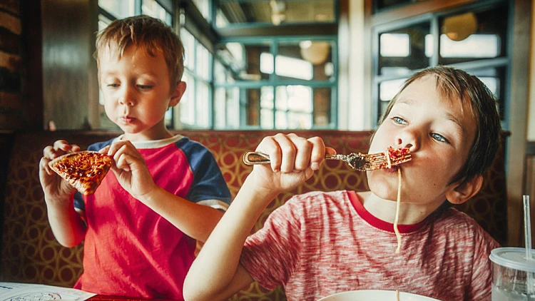 פסטה ופיצה מחוץ לתחום: מה כדאי להזמין לילדים במסעדות?