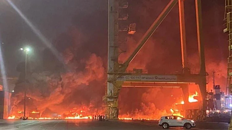 פיצוץ עז במכלית נפט בנמל בדובאי: ספינה עלתה באש