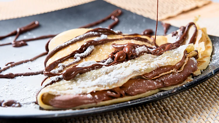 Crepes,to,the,chocolate,put,on,a,black,plate,with