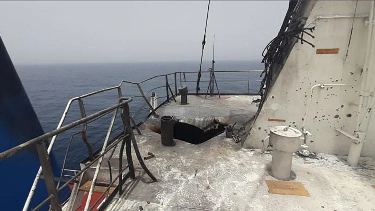 תיעוד הפגיעה בספינה בבעלות ישראלית מול חופי עומאן