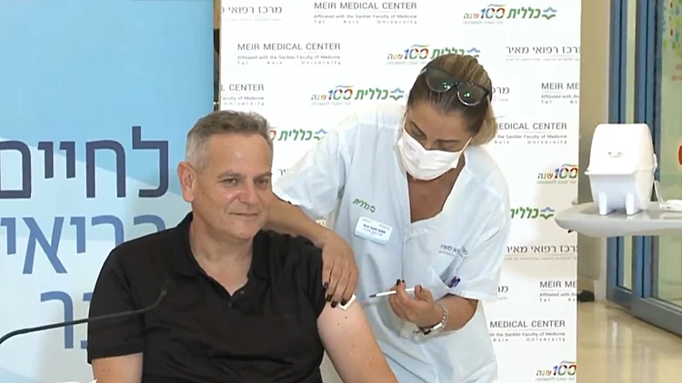ניצן הורוביץ מקבל מנת חיסון שלישית