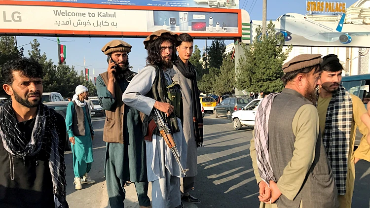 לוחמי לוחמים טליבאן אפגניסטן שדה תעופה קאבול