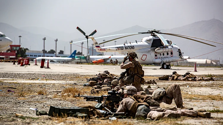 חיילים אמריקנים בשדה התעופה קאבול