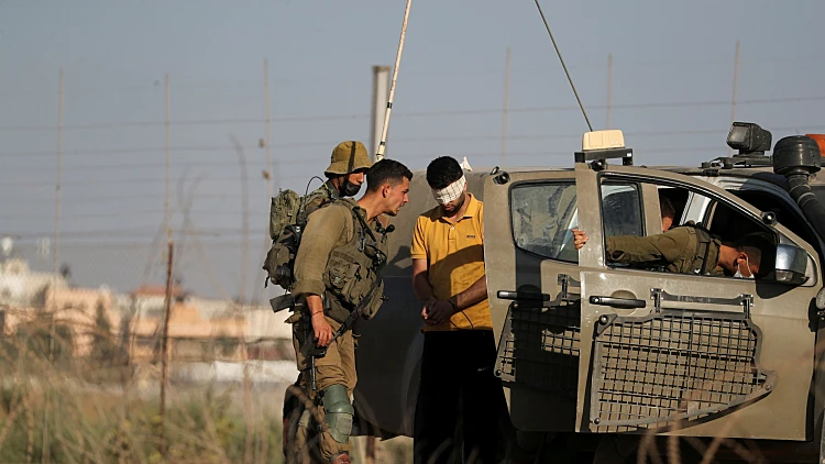 חיילי צה"ל מעכבים פלסטיני בכניסה לרשות הפלסטינית