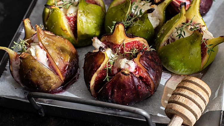 Roasted,figs,with,goat,cheese,and,honey