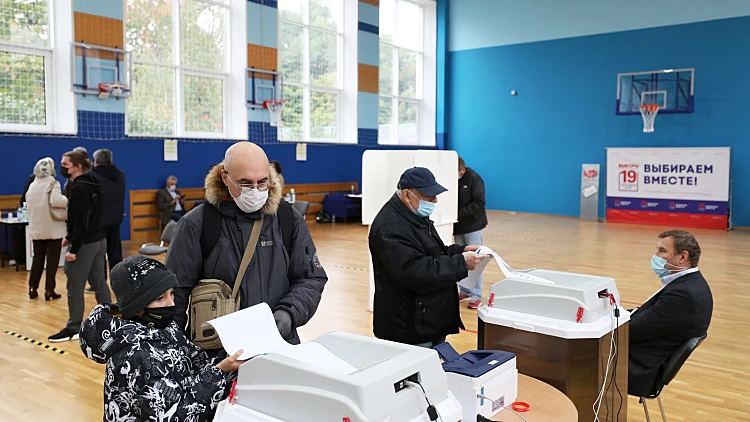 מצביעים במוסקבה בבחירות לפרלמנט הרוסי
