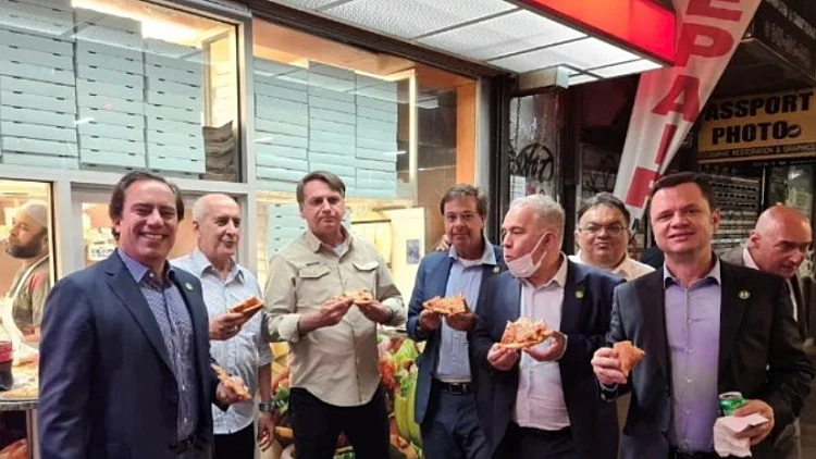 נשיא ברזיל בולסנארו אוכל פיצה ברחוב בניו יורק