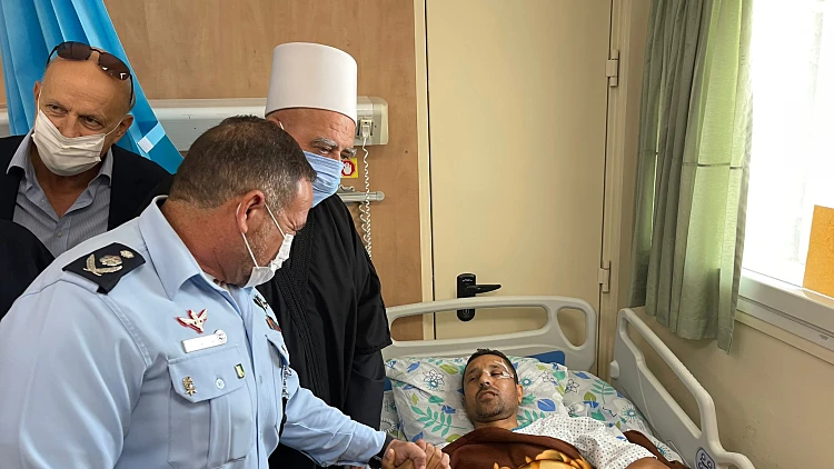 המפכ"ל קובי שבתאי מבקר את השוטר שנפצע בפיגוע הדריסה בנהריה