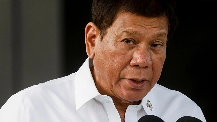 לאחר שהודיע על פרישה: נשיא הפיליפינים מריץ את בתו לנשיאות