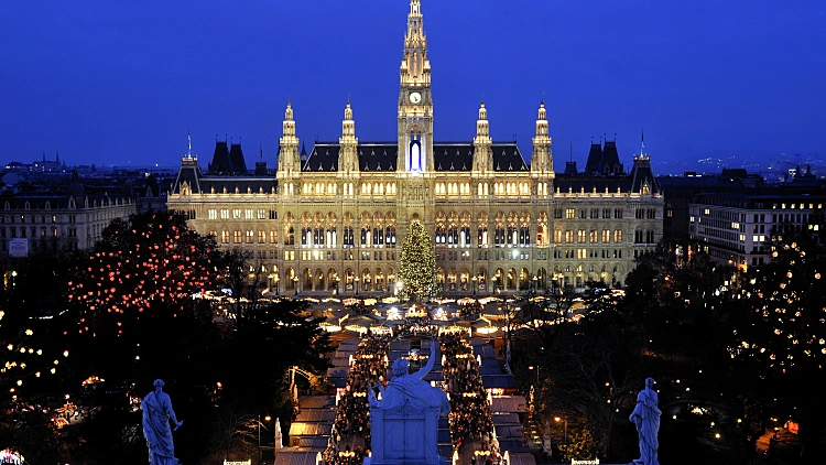 Vienna's,town,hall,(rathaus),with,christmas,market,in,front