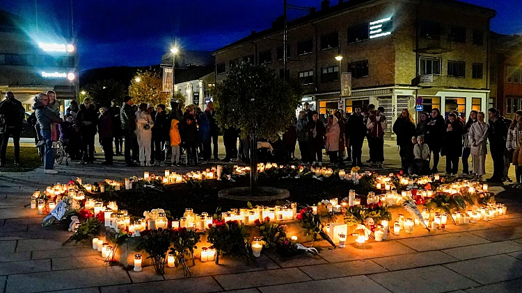 מתאבלים על קורבנות הטבח בקונגסברג, נורווגיה