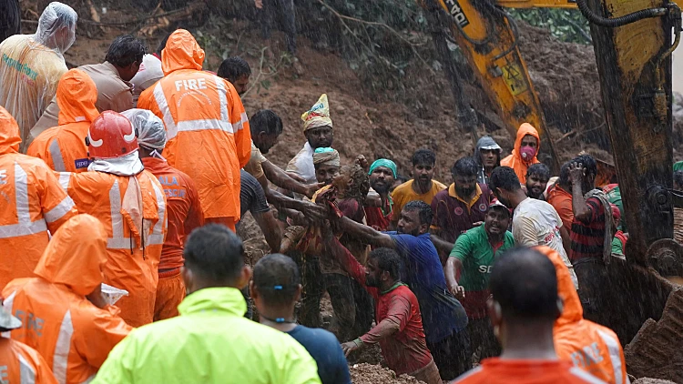 הודו: לפחות 25 הרוגים בעקבות גשמים עזים שהובילו לשיטפונות