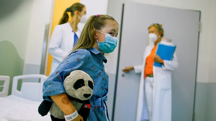 ילדה בת 5 מאושפזת בבית חולים בגרמניה לאחר שחלתה בקורונה