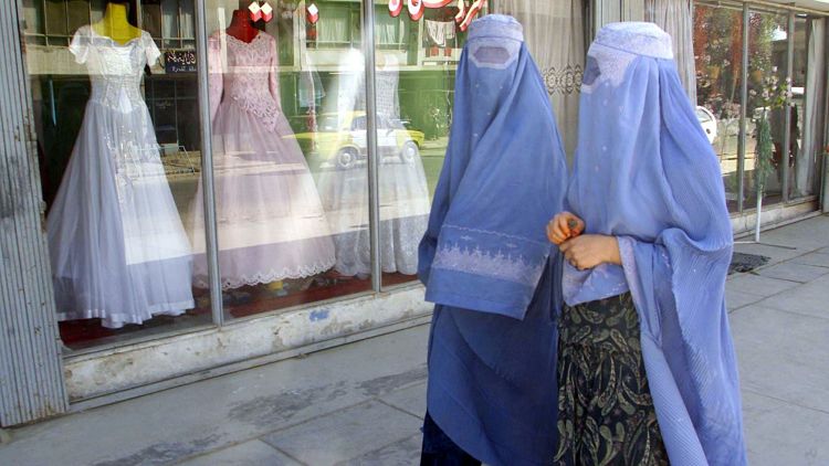 נשים אפגניות ליד חנות שמלות כלה