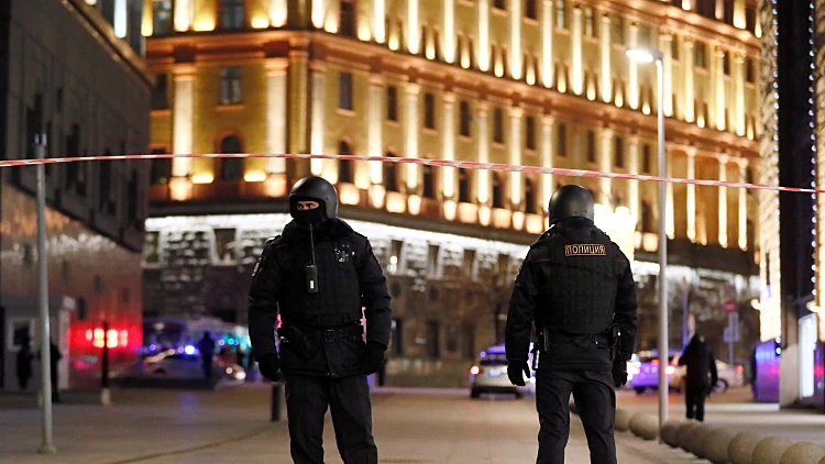 אנשי ביטחון עומדים מחוץ למטה ה-FSB ברוסיה