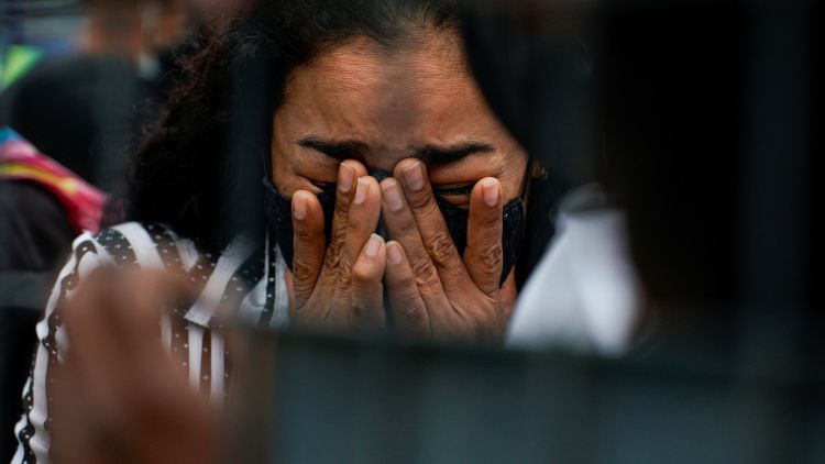 אישה בוכה מחוץ לכלא אקוודור לאחר אירוע האלימות הקשה