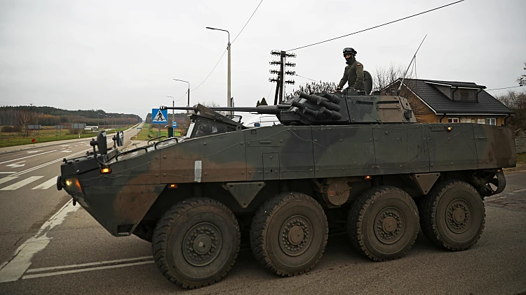 חייל פולני נוסע על כלי משוריין בגבול עם בלארוס