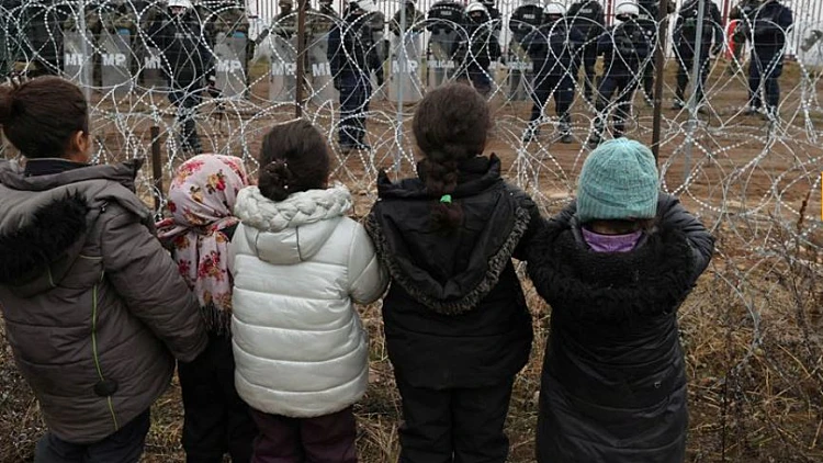 ילדים מהגרים מהמזרח התיכון על הגבול עם פולין