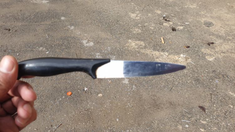 הסכין שאיתה דקרה המחבלת את הישראלי סמוך למערת המכפלה
