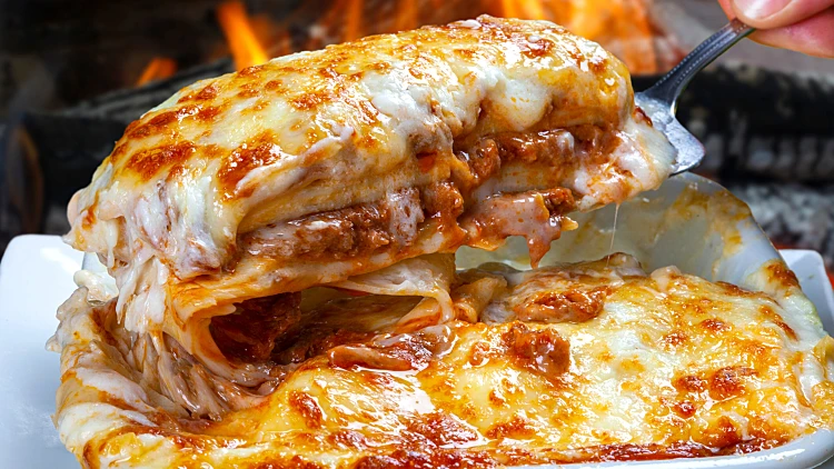 Lasagna,bolognese,baked,in,the,wood,oven