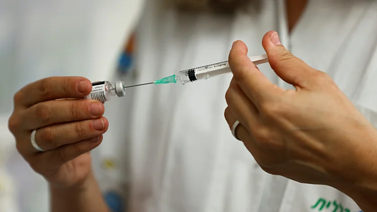 חיסון במחלוקת: המומחים מתווכחים - בעד ונגד המנה הרביעית