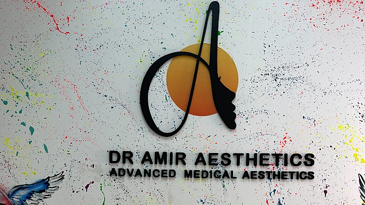הלוגו בכניסה לקליניקה של ד"ר משה אמיר