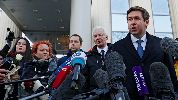 עורך הדין איליה נוביקוב מחוץ לבית המשפט העליון ברוסיה