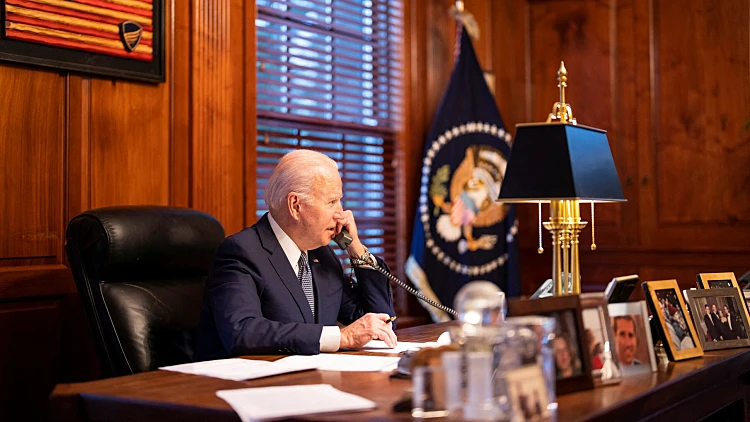 הנשיא האמריקני ג'ו ביידן משוחח עם פוטין בטלפון
