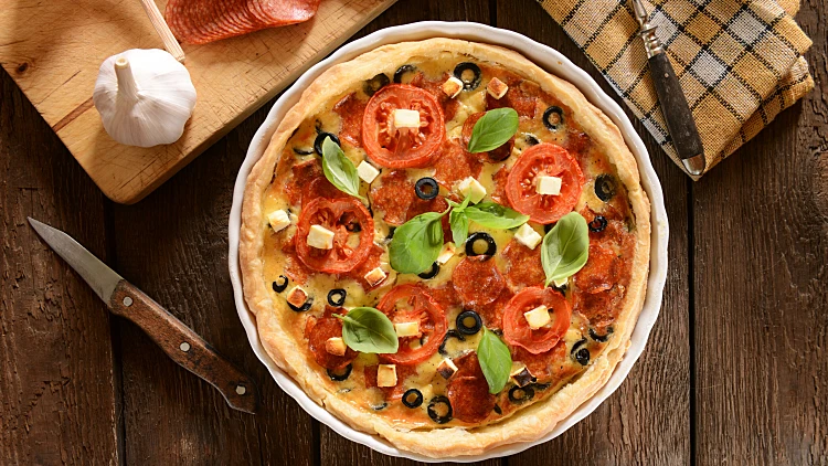 Tart,(quiche),with,tomatoes,,basil,,salami,,black,olives,and,cheese