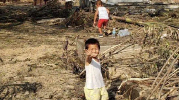 ילד על רקע ההרס באיי טונגה