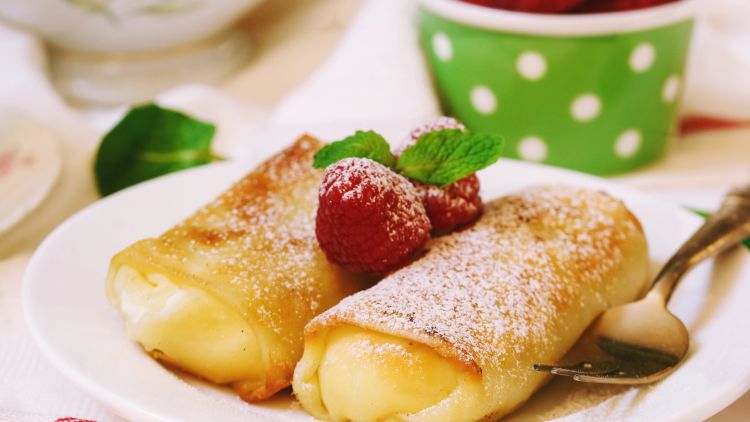 Homemade,cheese,blintz,/,stuffed,crepes,topped,with,powdered,sugar
