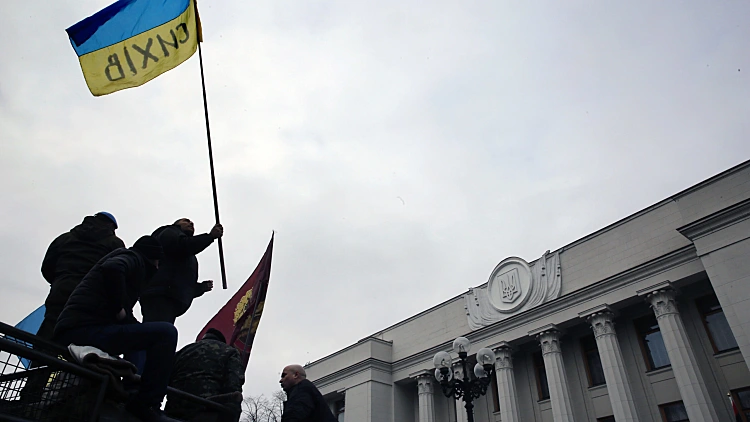 מפגינים מחוץ לבניין הפרלמנט האוקראיני ב-2014
