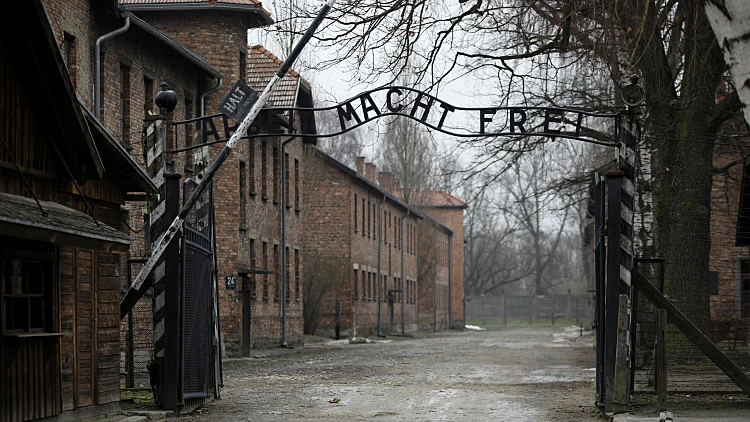 השלט "העבודה משחררת" במחנה הריכוז אושוויץ