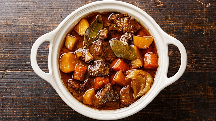 Beef,meat,stewed,with,potatoes,,carrots,and,spices,in,ceramic