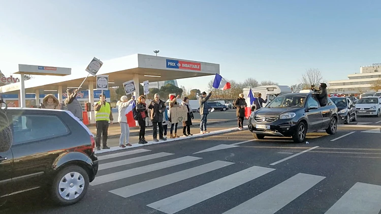 המחאה על ההגבלות: משטרת צרפת עצרה 500 רכבים שניסו להיכנס לפריז