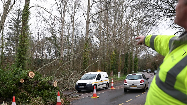 הרוח החזקה ביותר שנרשמה בבריטניה: הסופה "יוניס" מכה באירופה • תיעוד