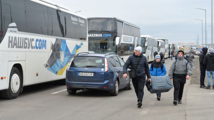 פליטים אוקראינים בדרכם לגבול סמוך ללבוב