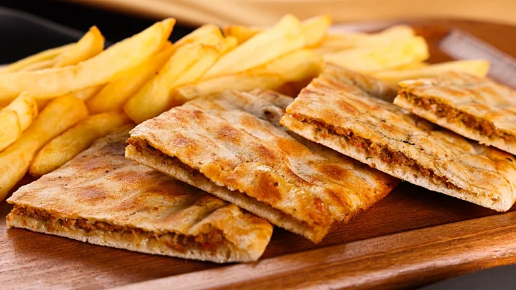 Arayes,pita,bread,filled,with,a,mixture,of,minced,meat