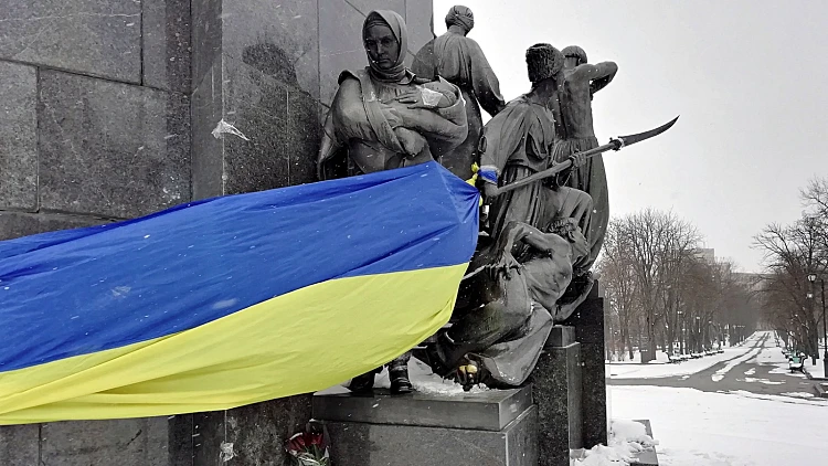 פסל עם דגל אוקראינה בחרקוב
