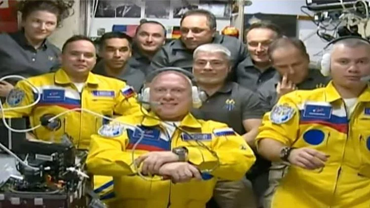 הקוסמונאוטים הרוסים לאחר געתם לתחנת החלל הבינלאומית עם החליפות הצהובות