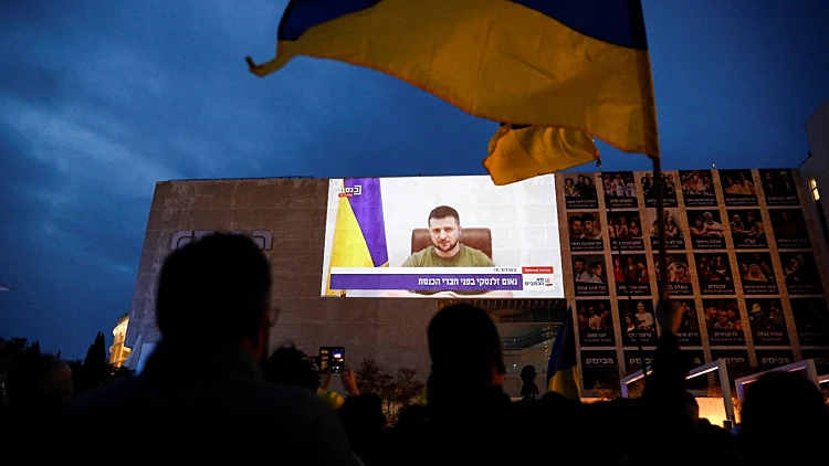 נאום הנשיא האוקראיני זלנסקי מול הח"כים מוקרן בכיכר הבימה בת"א