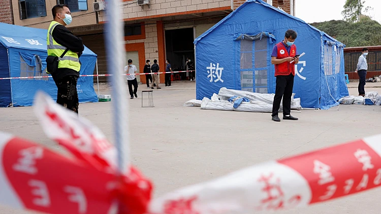 אזרחים ליד האזור שנסגר לחיפושים אחר ניצולי המטוס שהתרסק בסין