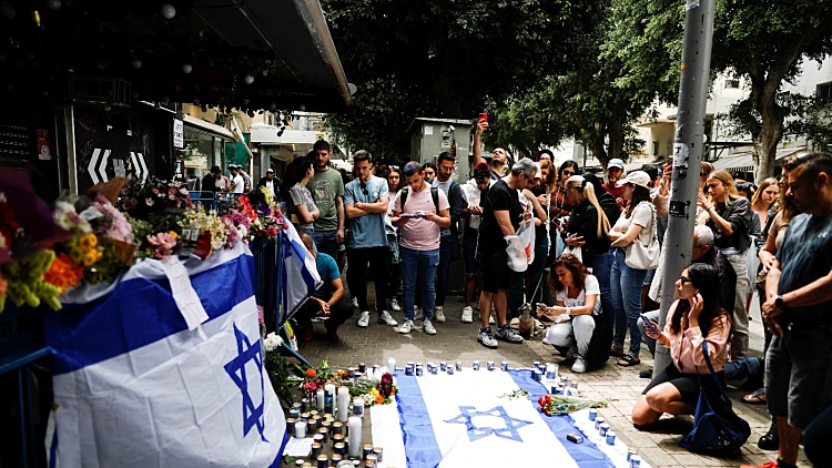 מדליקים נרות בזירת הפיגוע ברחוב דיזנגוף בתל אביב