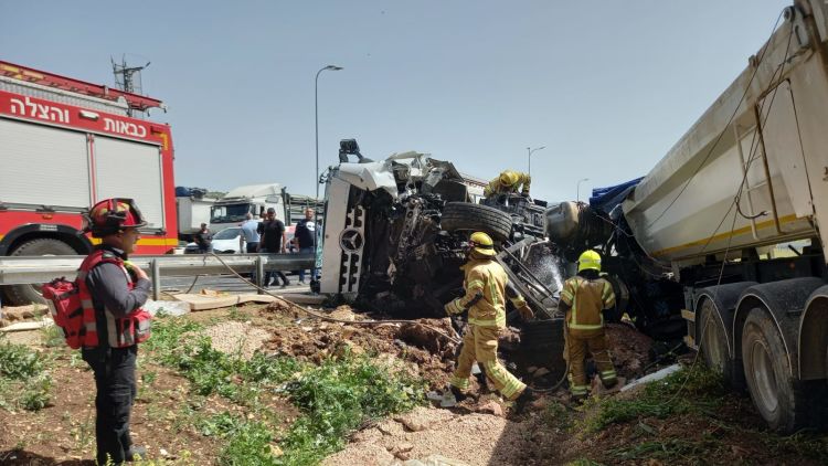 תאונה קטלנית: נהג משאית נהרג לאחר שנפל עם רכבו ממחלף נצרת
